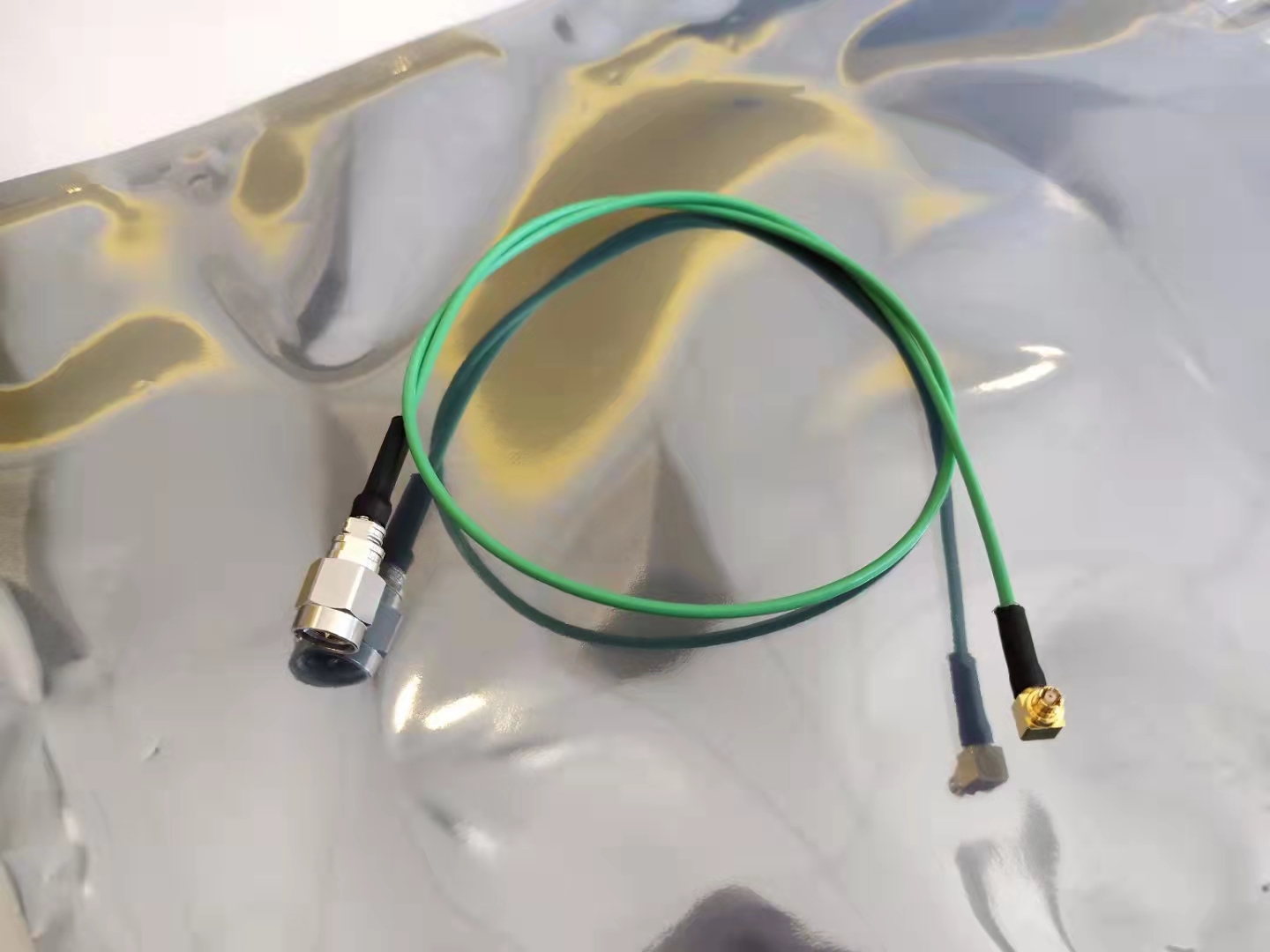 Right angle i-pex high frequency coaxial BNC automobile harness connector