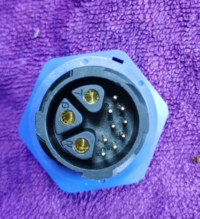 battery 3 power and 9 signal output IP67 connector 50A and 80A